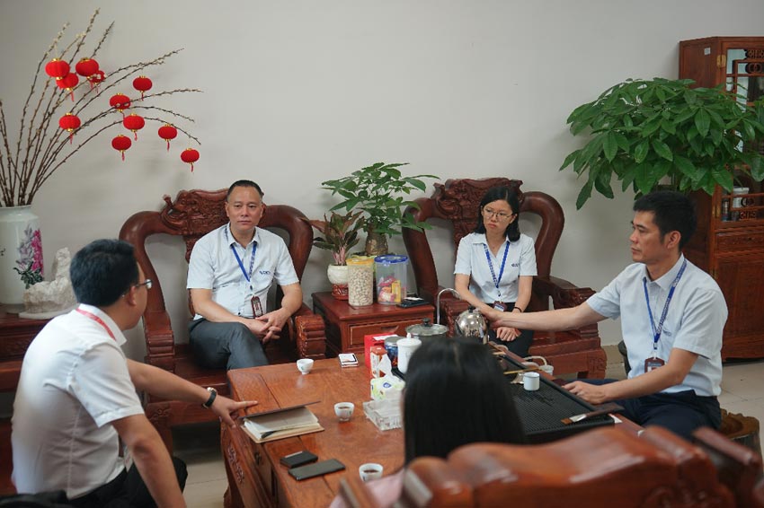 《品质》栏目组领导与梁汉棋董事长、曹传伟总经理洽谈事宜