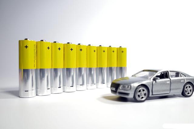 5月磷酸铁锂电池装车量同比爆发大增